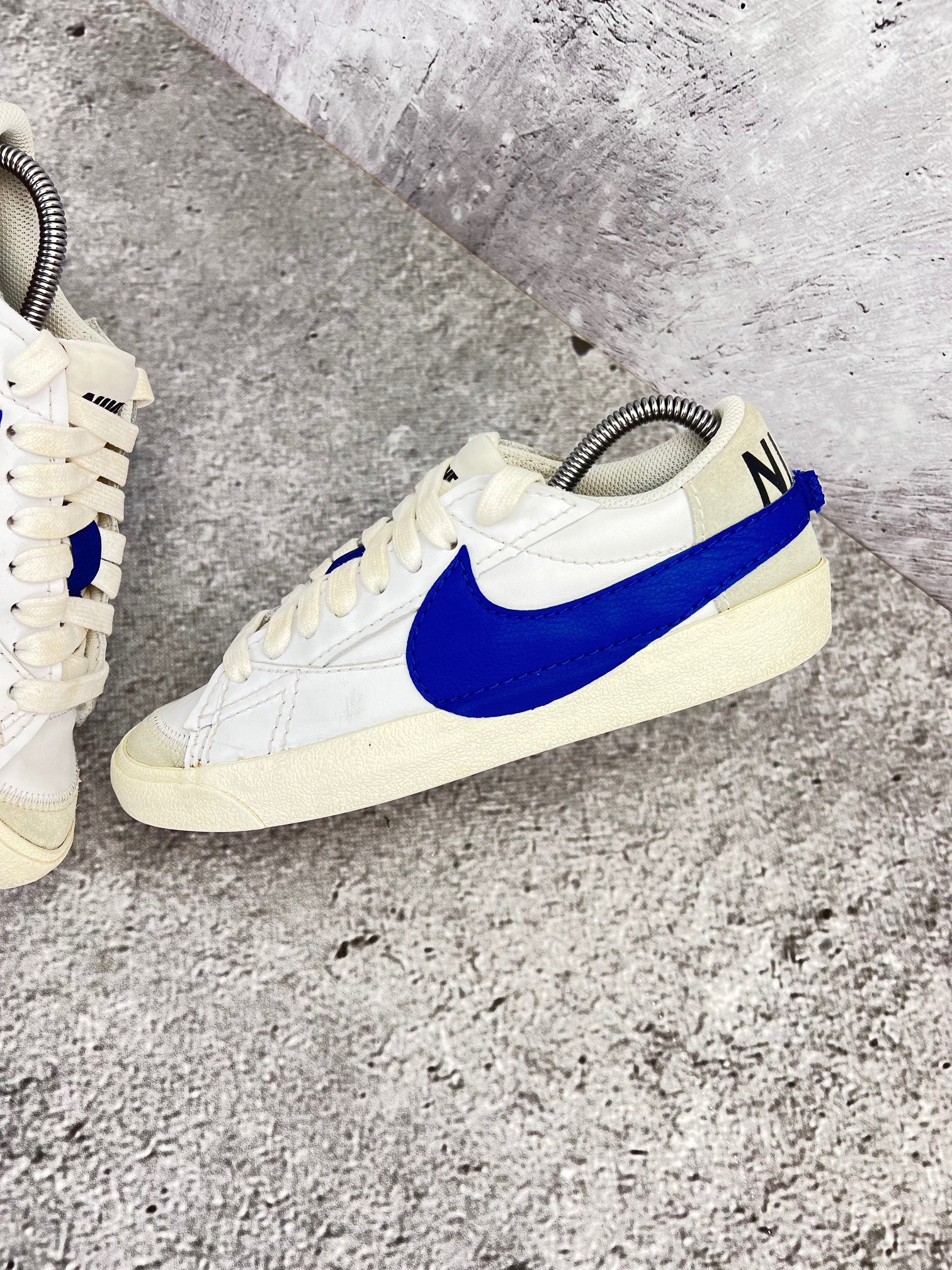 Nike Blazer Low '77 Jumbo White Old Royal - buty sportowe, zewnętrzny panel lewego buta
