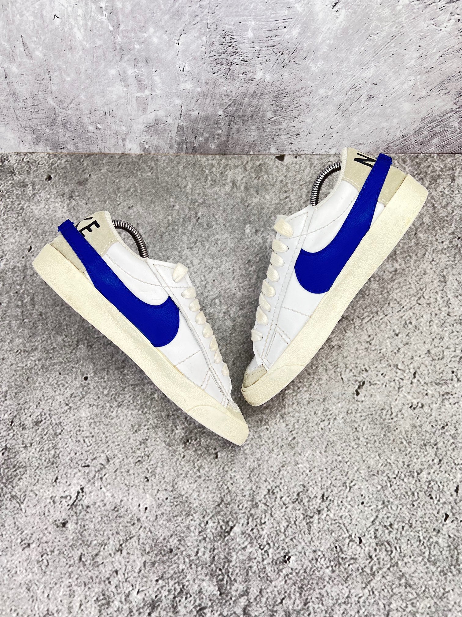 Nike Blazer Low '77 Jumbo White Old Royal - buty sportowe, widok z góry na wewnętrzną stronę butów