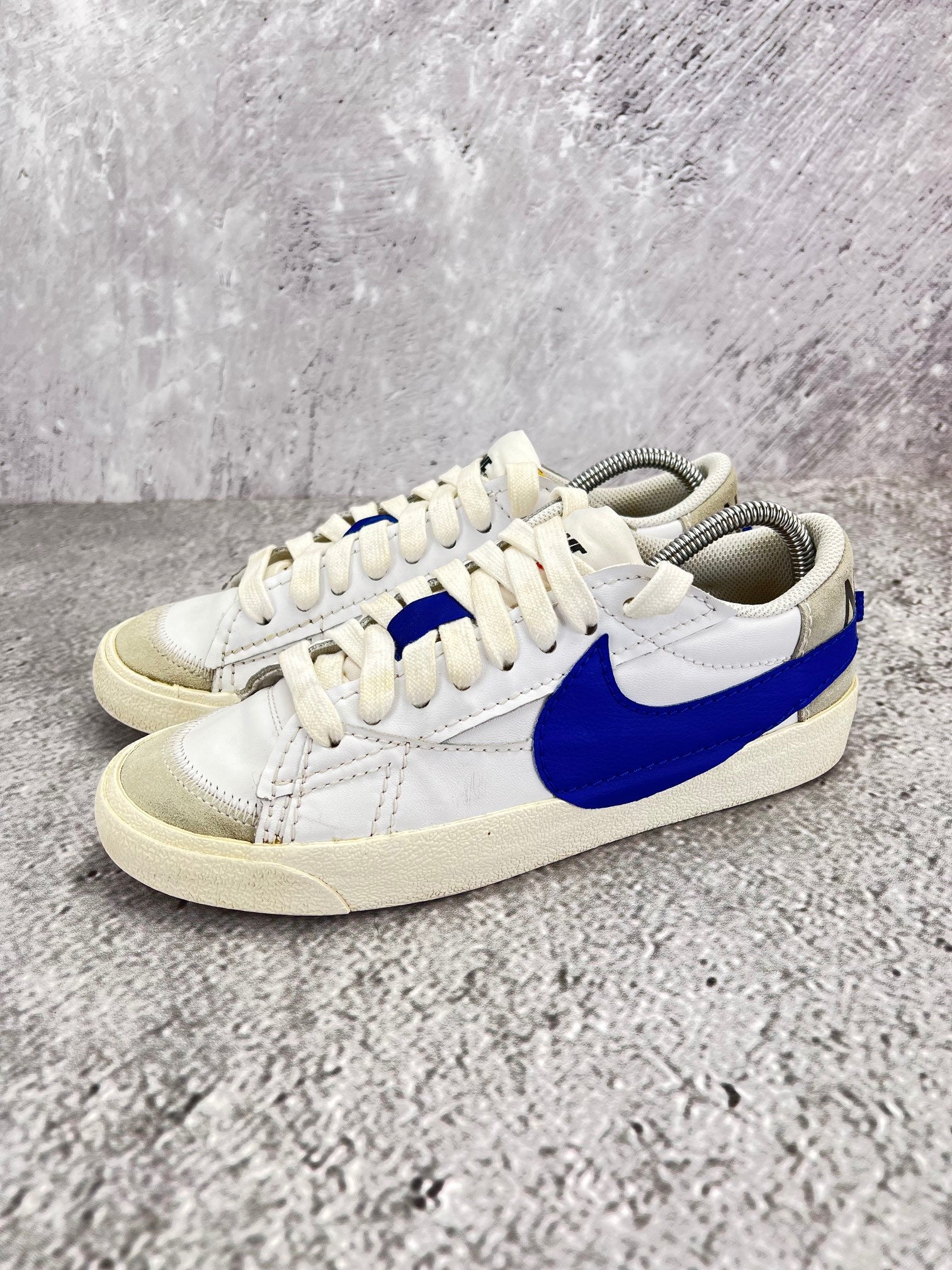 Nike Blazer Low '77 Jumbo White Old Royal - buty sportowe, widok z boku na tle studyjnym