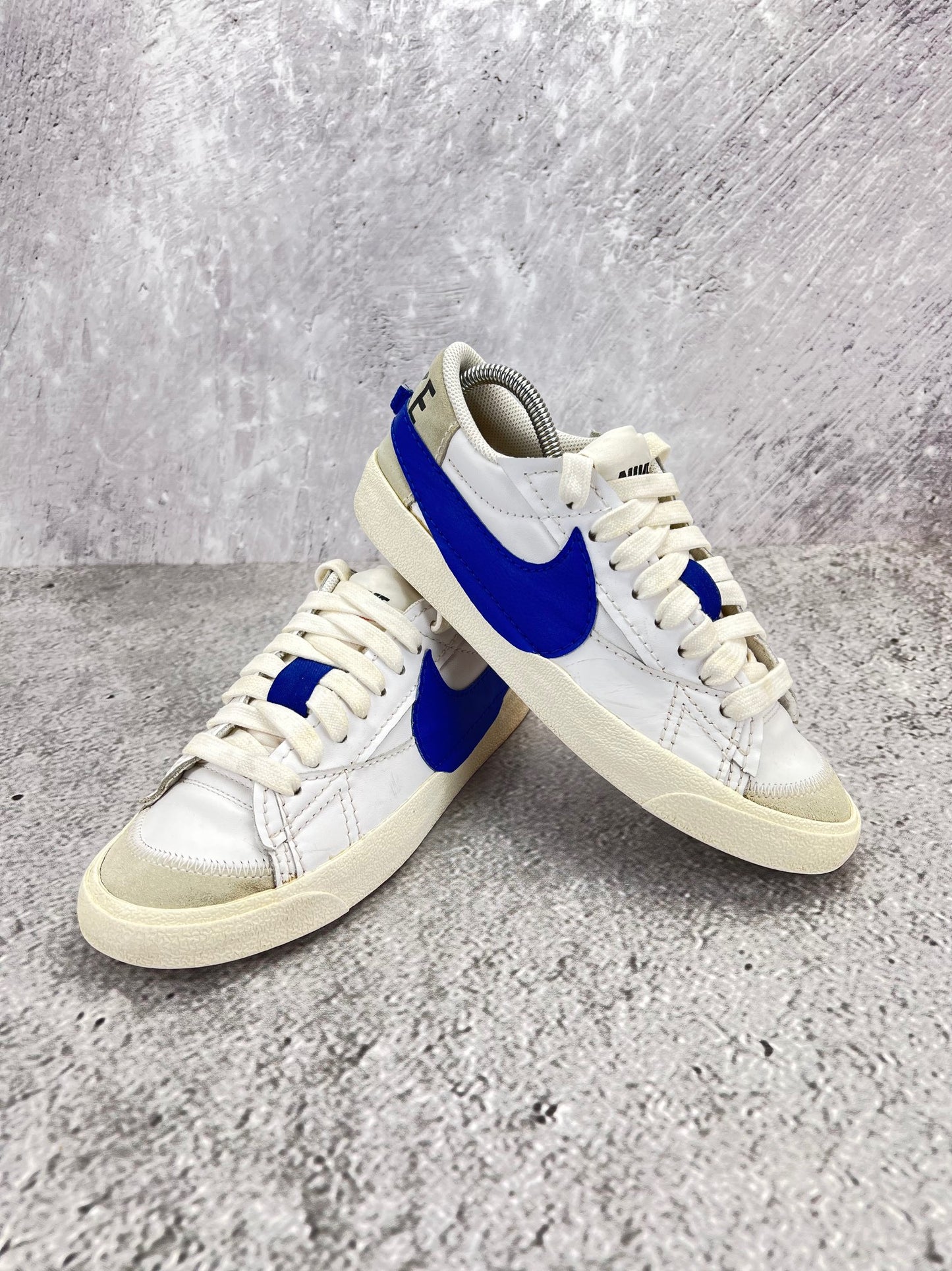 Nike Blazer Low '77 Jumbo White Old Royal - buty sportowe, para butów, widok z boku na tle studyjnym