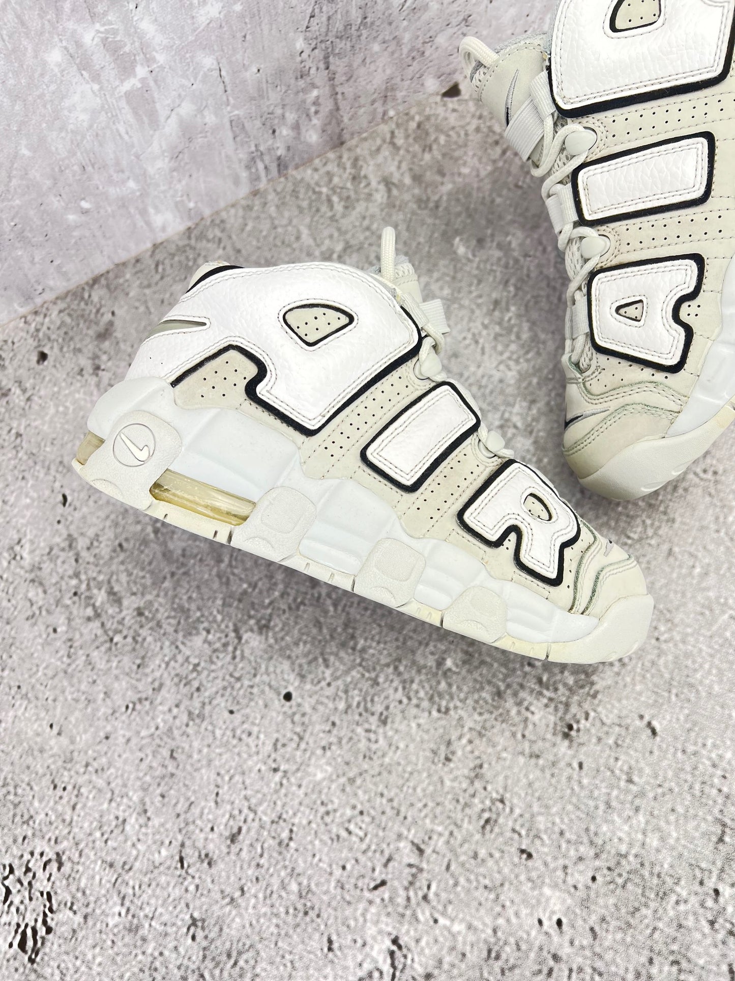 Nike Air More Uptempo Mid Photon Dust - buty sportowe, zewnętrzny panel prawego buta