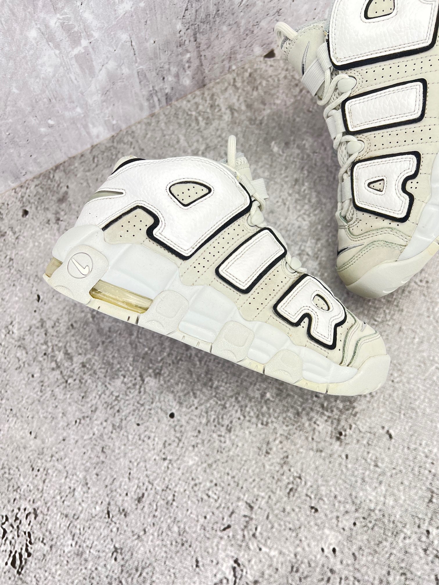 Nike Air More Uptempo Mid Photon Dust - buty sportowe, zewnętrzny panel prawego buta
