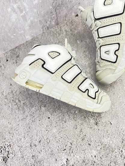 Nike Air More Uptempo Mid Photon Dust - buty sportowe, zewnętrzny panel prawego buta