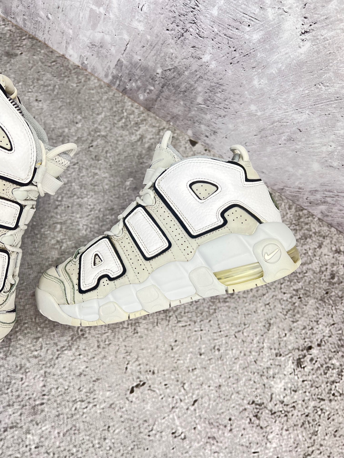 Nike Air More Uptempo Mid Photon Dust - buty sportowe, zewnętrzny panel lewego buta