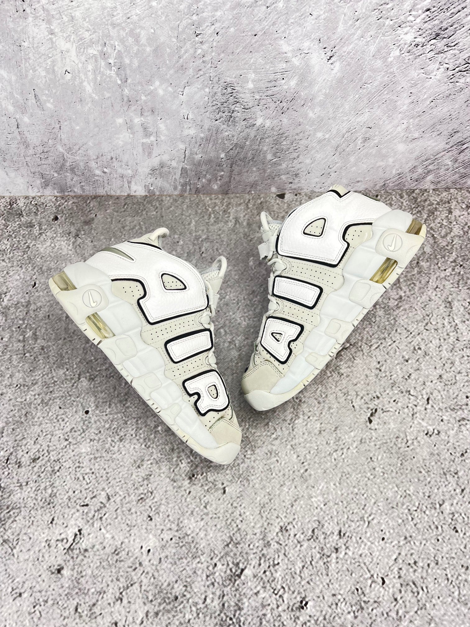 Nike Air More Uptempo Mid Photon Dust - buty sportowe, widok z góry na wewnętrzną stronę butów
