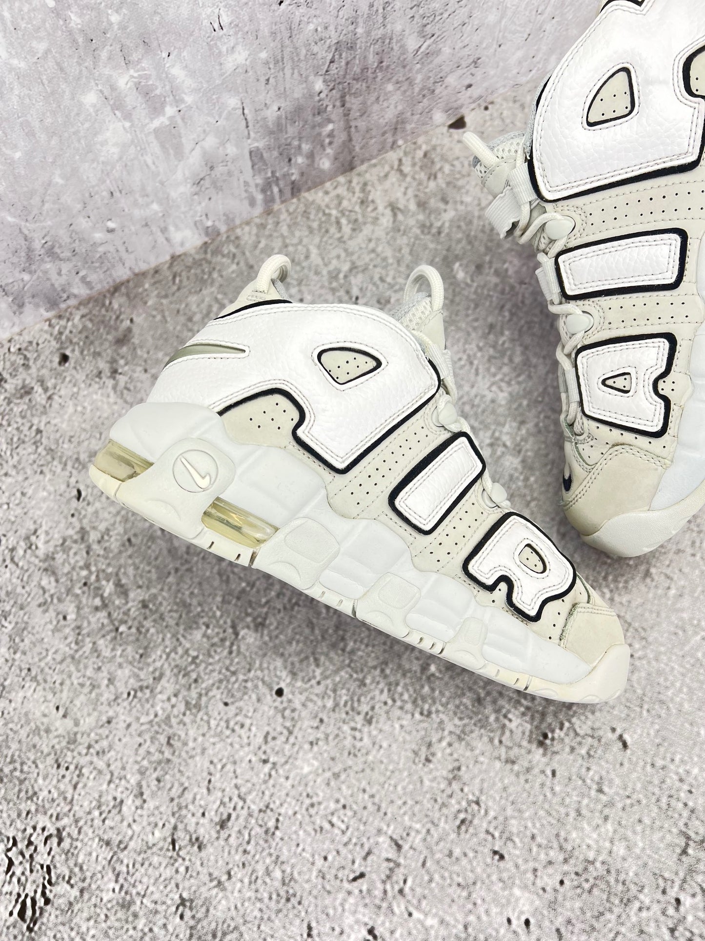 Nike Air More Uptempo Mid Photon Dust - buty sportowe, wewnętrzny panel lewego buta
