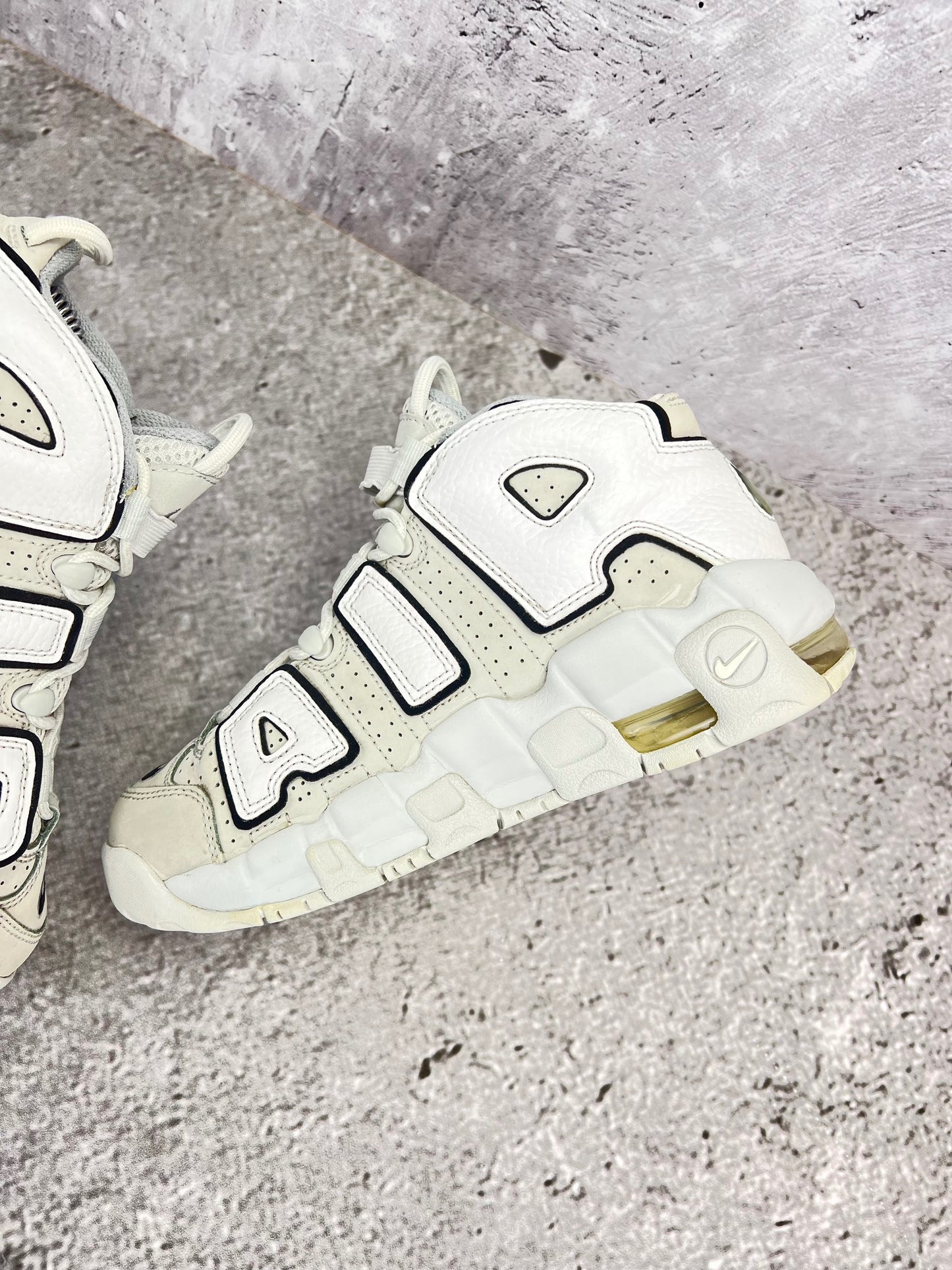 Nike Air More Uptempo Mid Photon Dust - buty sportowe, wewnętrzny panel prawego buta
