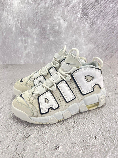 Nike Air More Uptempo Mid Photon Dust - buty sportowe, widok z boku na tle studyjnym