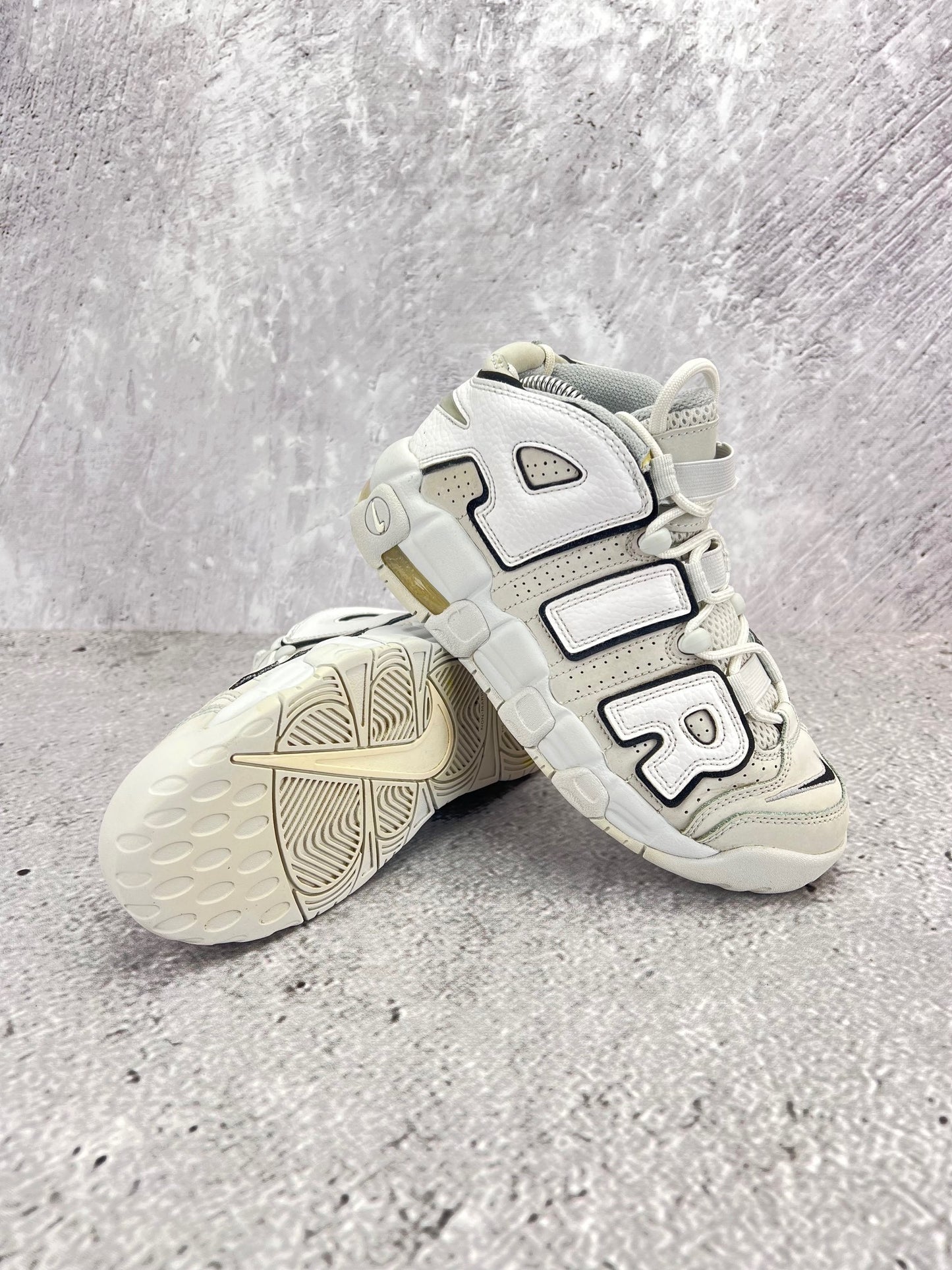 Nike Air More Uptempo Mid Photon Dust - buty sportowe, para butów, widok z boku na tle studyjnym