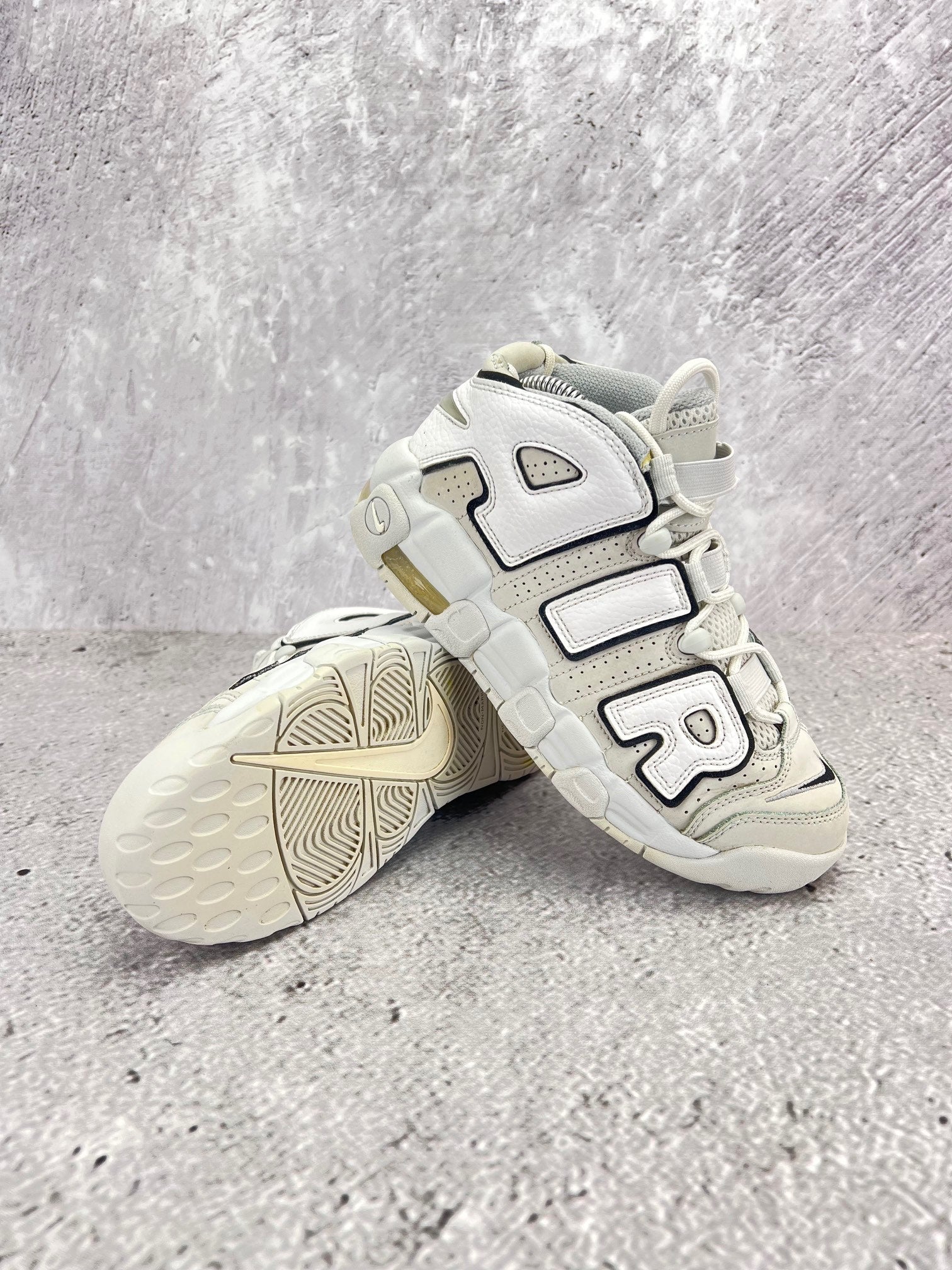 Nike Air More Uptempo Mid Photon Dust - buty sportowe, para butów, widok z boku na tle studyjnym