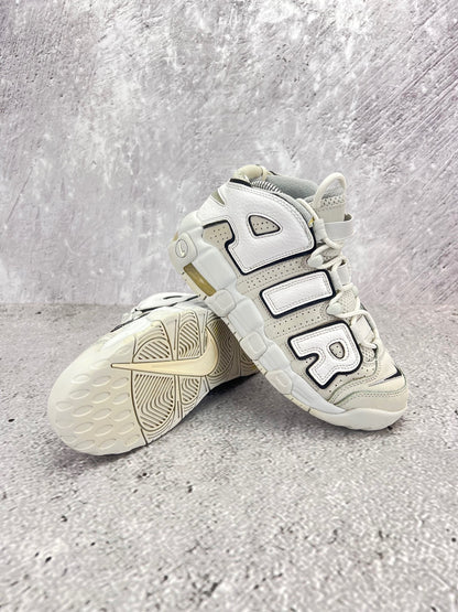 Nike Air More Uptempo Mid Photon Dust - buty sportowe, para butów, widok z boku na tle studyjnym