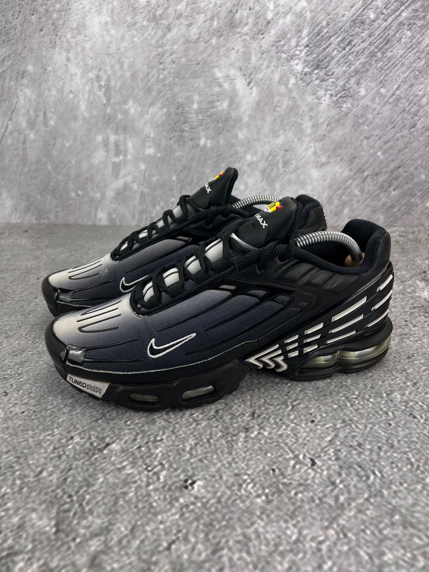 Nike Air Max Plus 3 Obsidian - buty sportowe, widok z boku na tle studyjnym