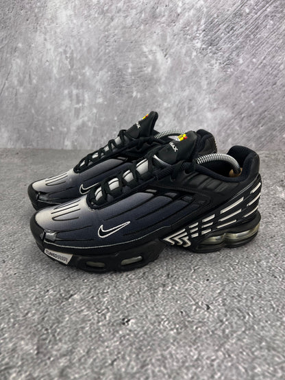 Nike Air Max Plus 3 Obsidian - buty sportowe, widok z boku na tle studyjnym