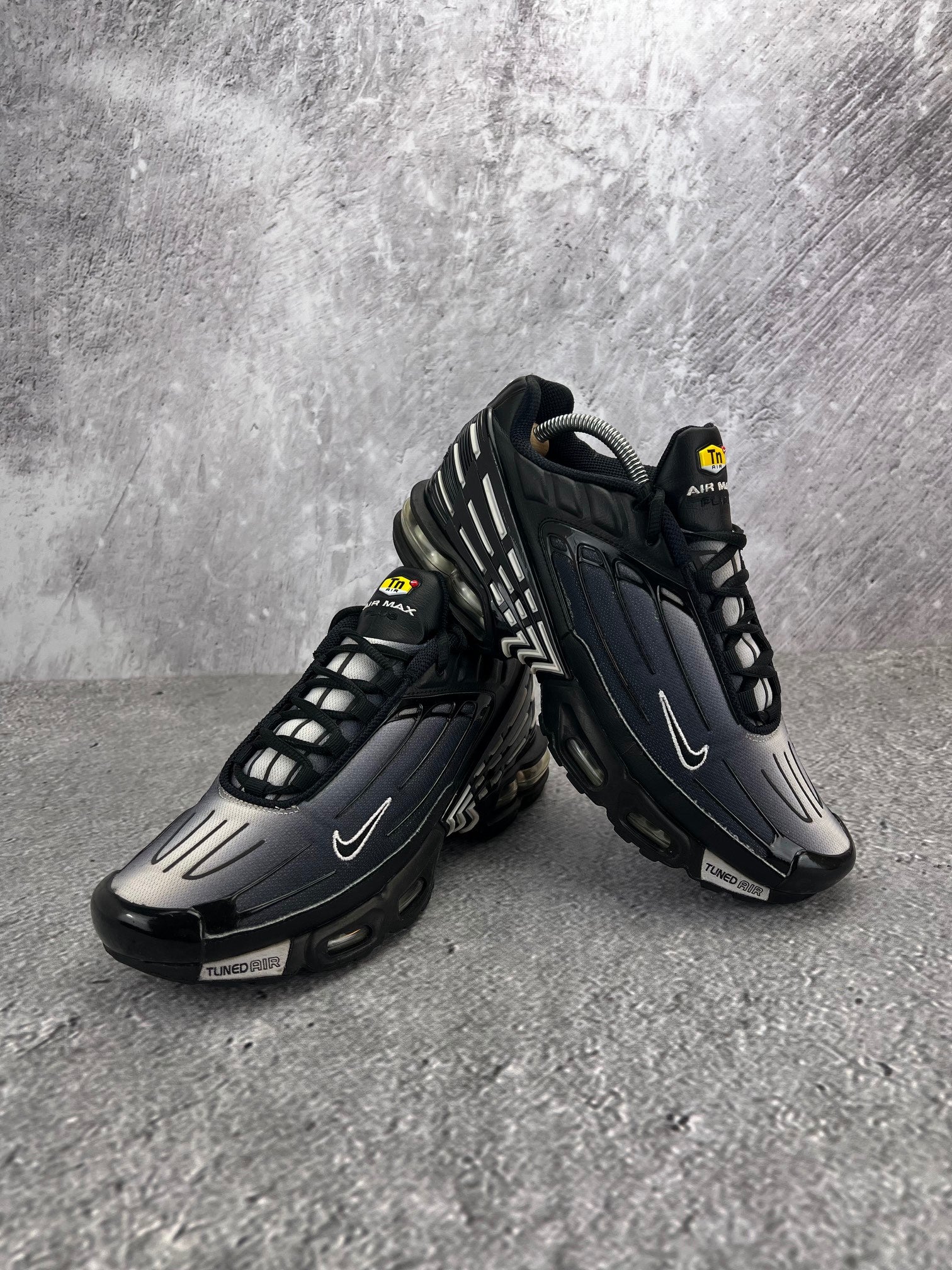Nike Air Max Plus 3 Obsidian - buty sportowe, para butów, widok z boku na tle studyjnym