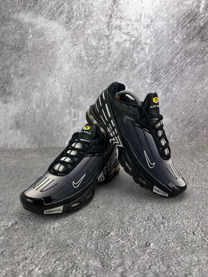 Nike Air Max Plus 3 Obsidian - buty sportowe, para butów, widok z boku na tle studyjnym