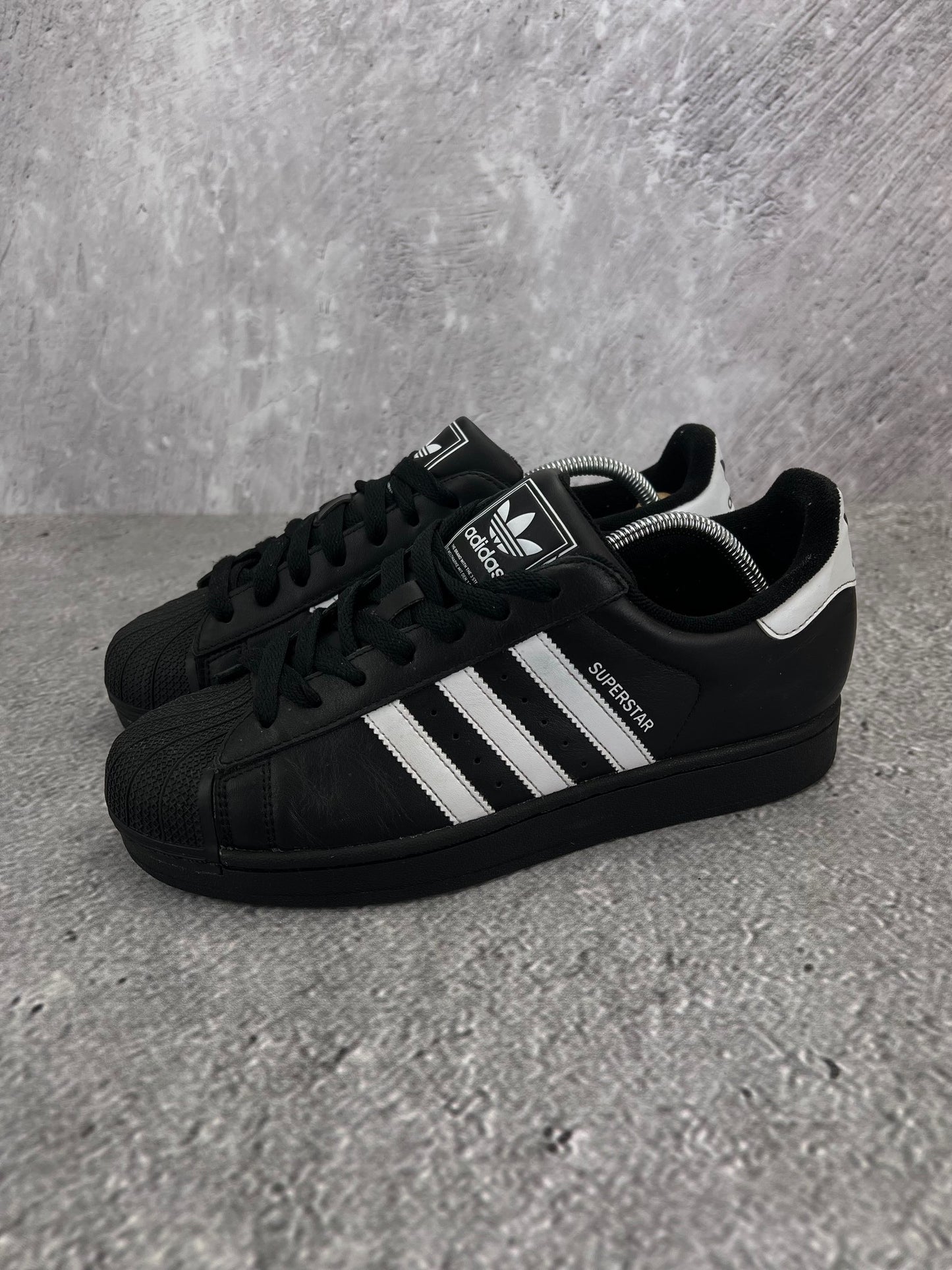 adidas Superstar II Black White - buty sportowe, widok z boku na tle studyjnym