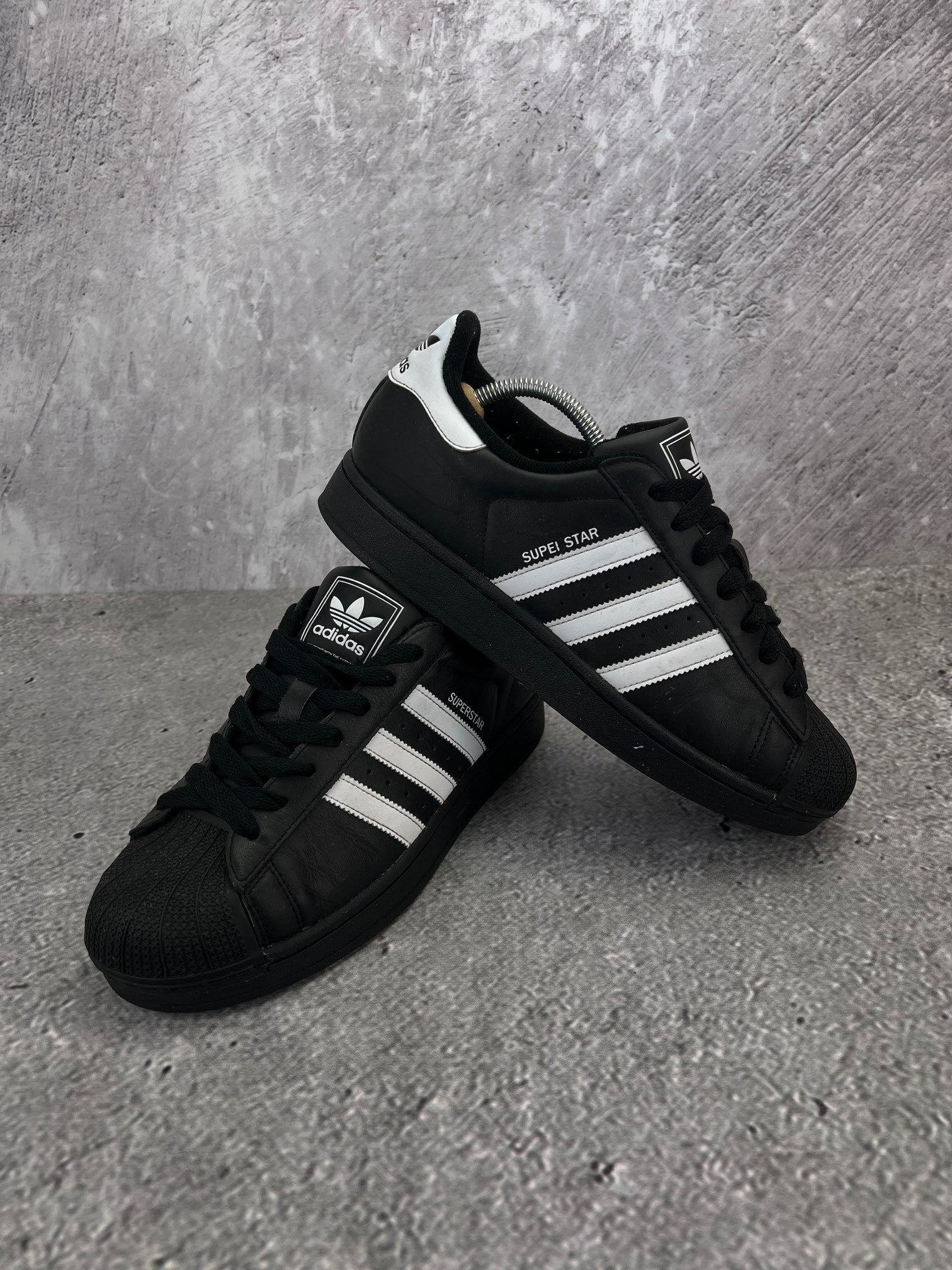 adidas Superstar II Black White - buty sportowe, para butów, widok z boku na tle studyjnym