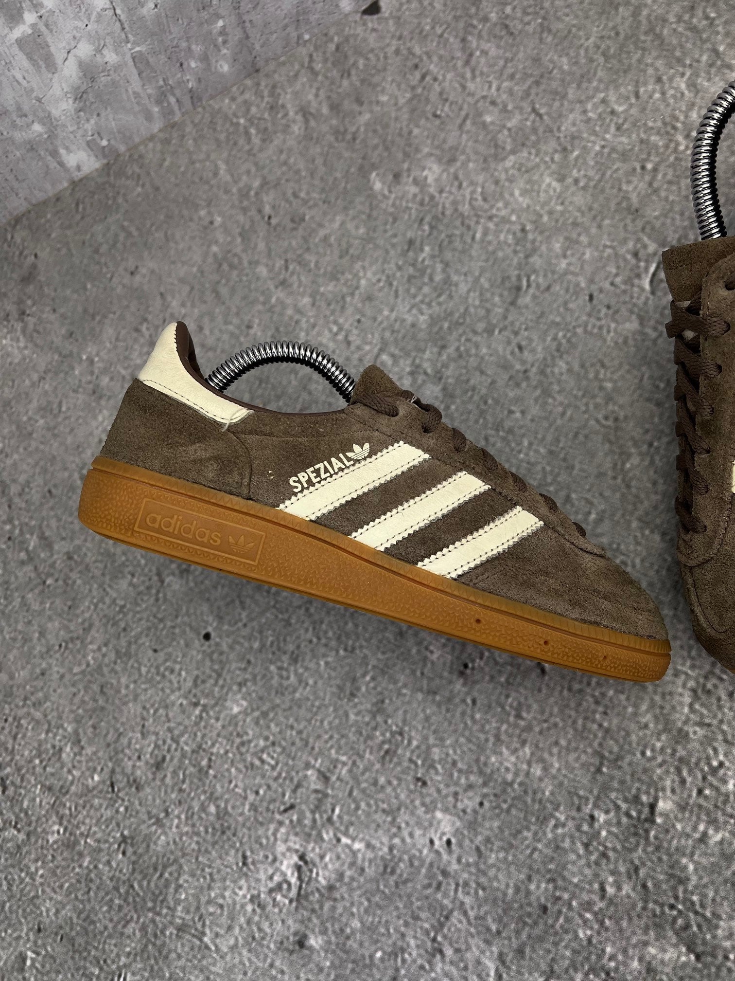 adidas Handball Spezial IF6490 - buty sportowe, zewnętrzny panel prawego buta