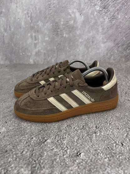 adidas Handball Spezial IF6490 - buty sportowe, widok z boku na tle studyjnym