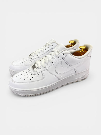 Nike Air Force 1 '07 Triple White - buty sportowe, widok z boku