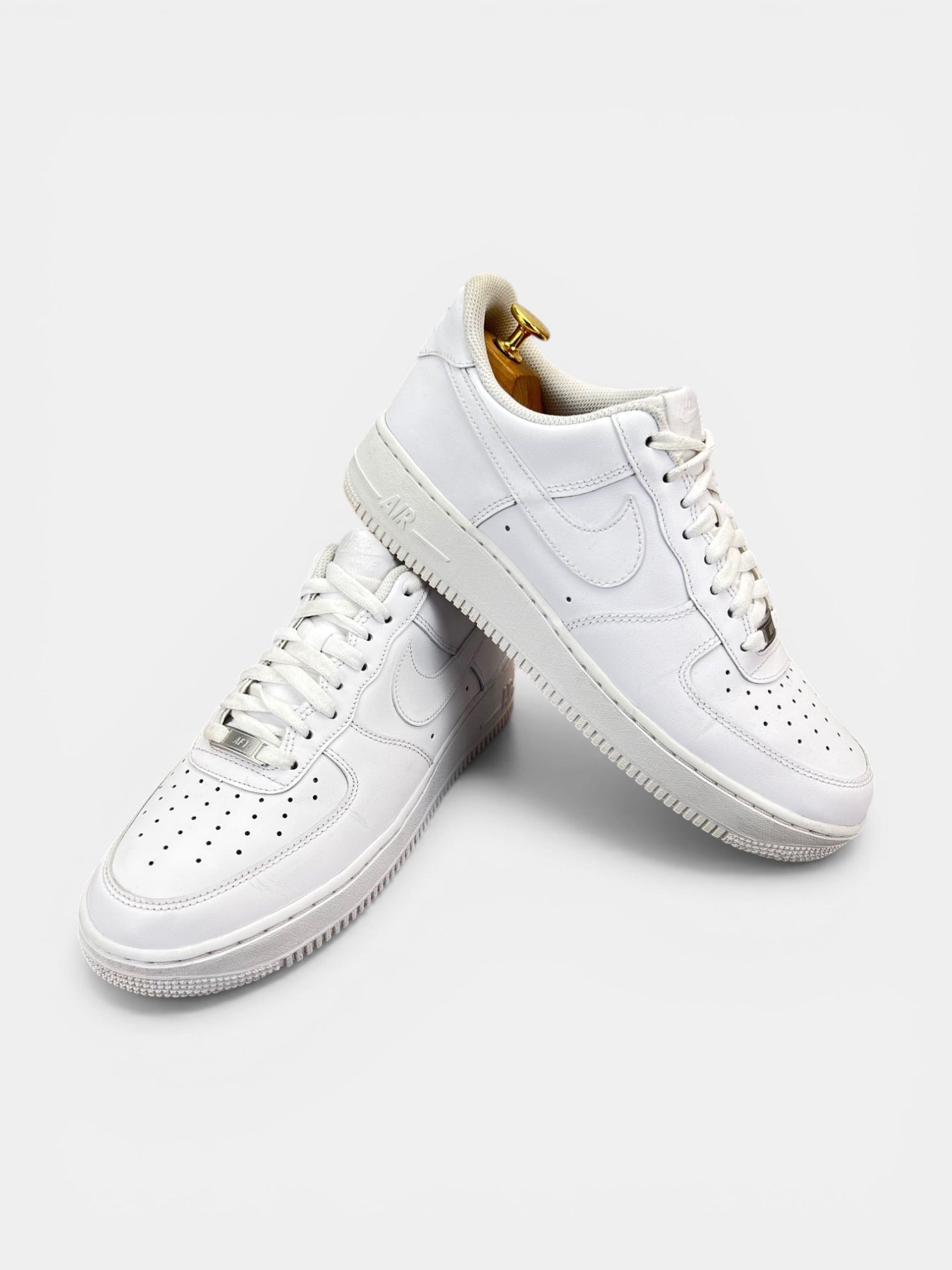 Nike Air Force 1 '07 Triple White - buty sportowe, boczny profil