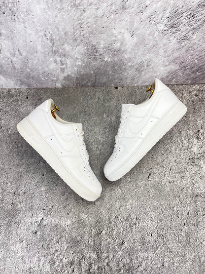 Nike Air Force 1 '07 Triple White - buty sportowe, widok z góry na zewnętrzną stronę butów