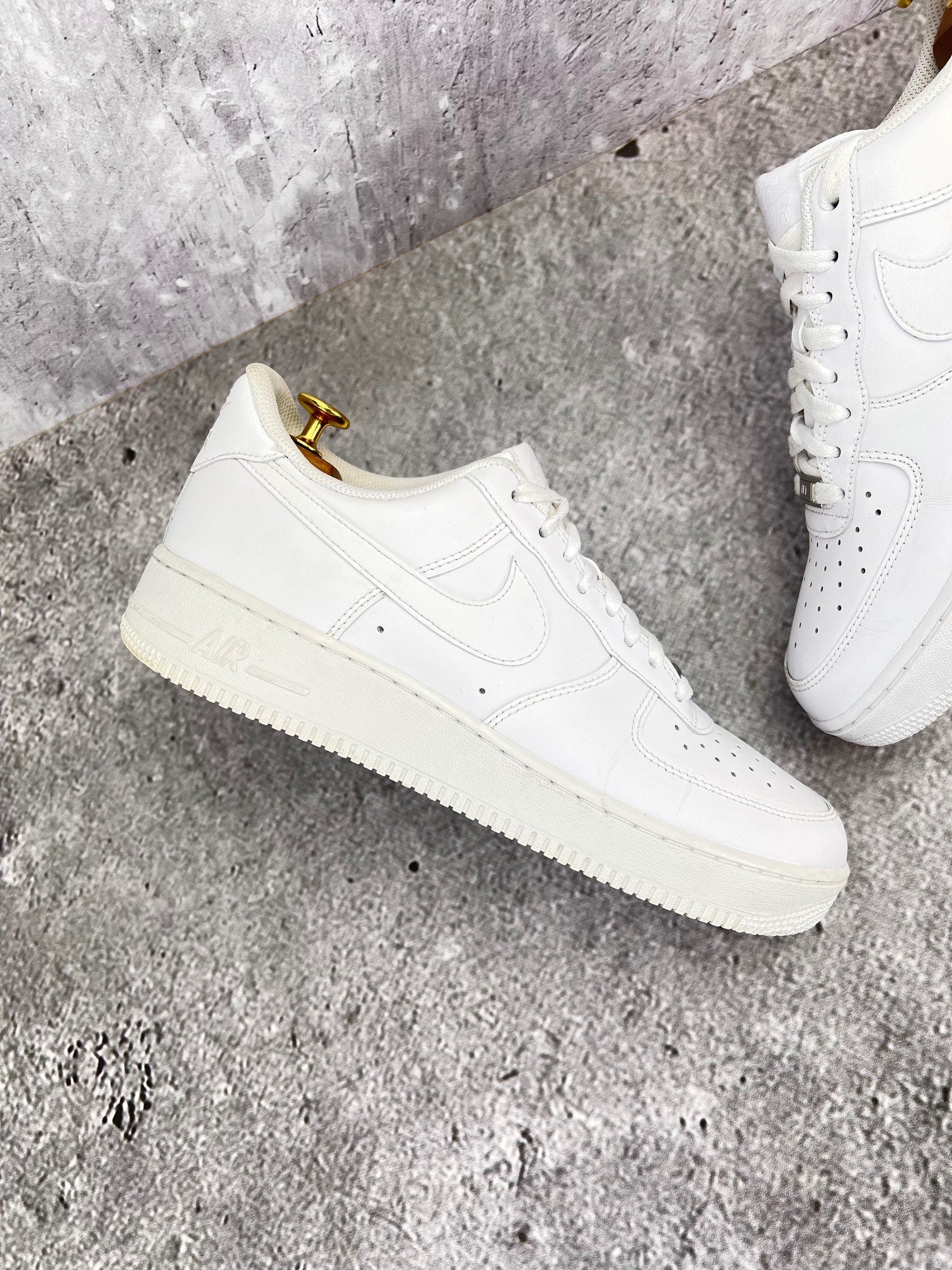 Nike Air Force 1 '07 Triple White - buty sportowe, zewnętrzny panel prawego buta