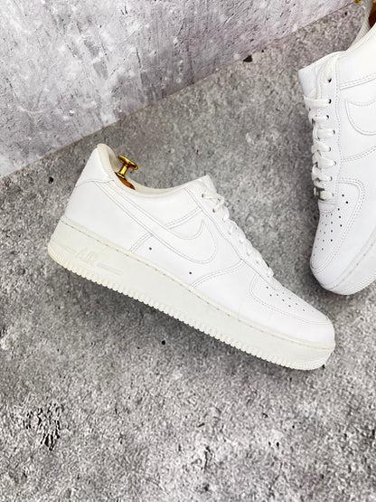 Nike Air Force 1 '07 Triple White - buty sportowe, zewnętrzny panel prawego buta