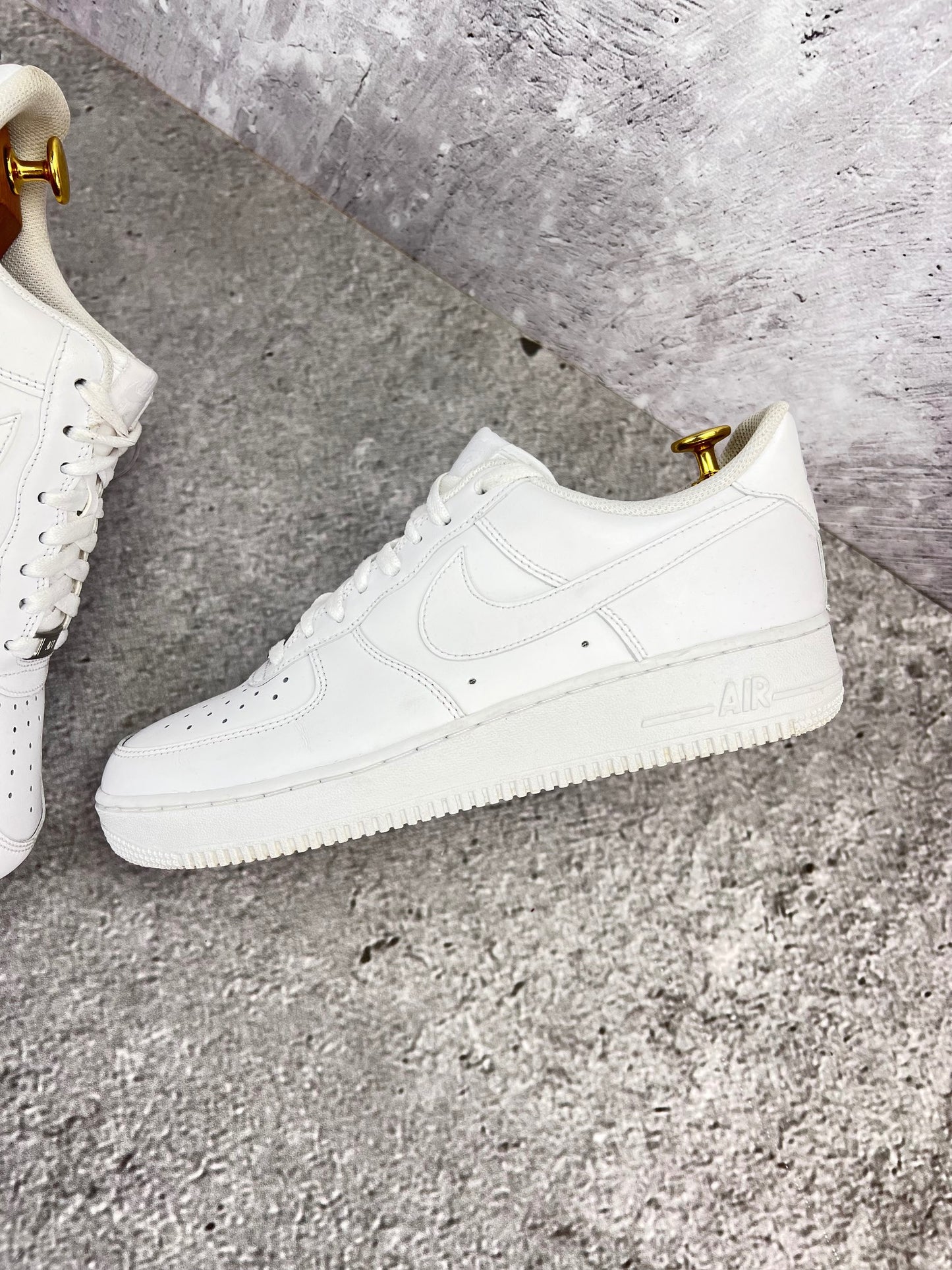Nike Air Force 1 '07 Triple White - buty sportowe, zewnętrzny panel lewego buta