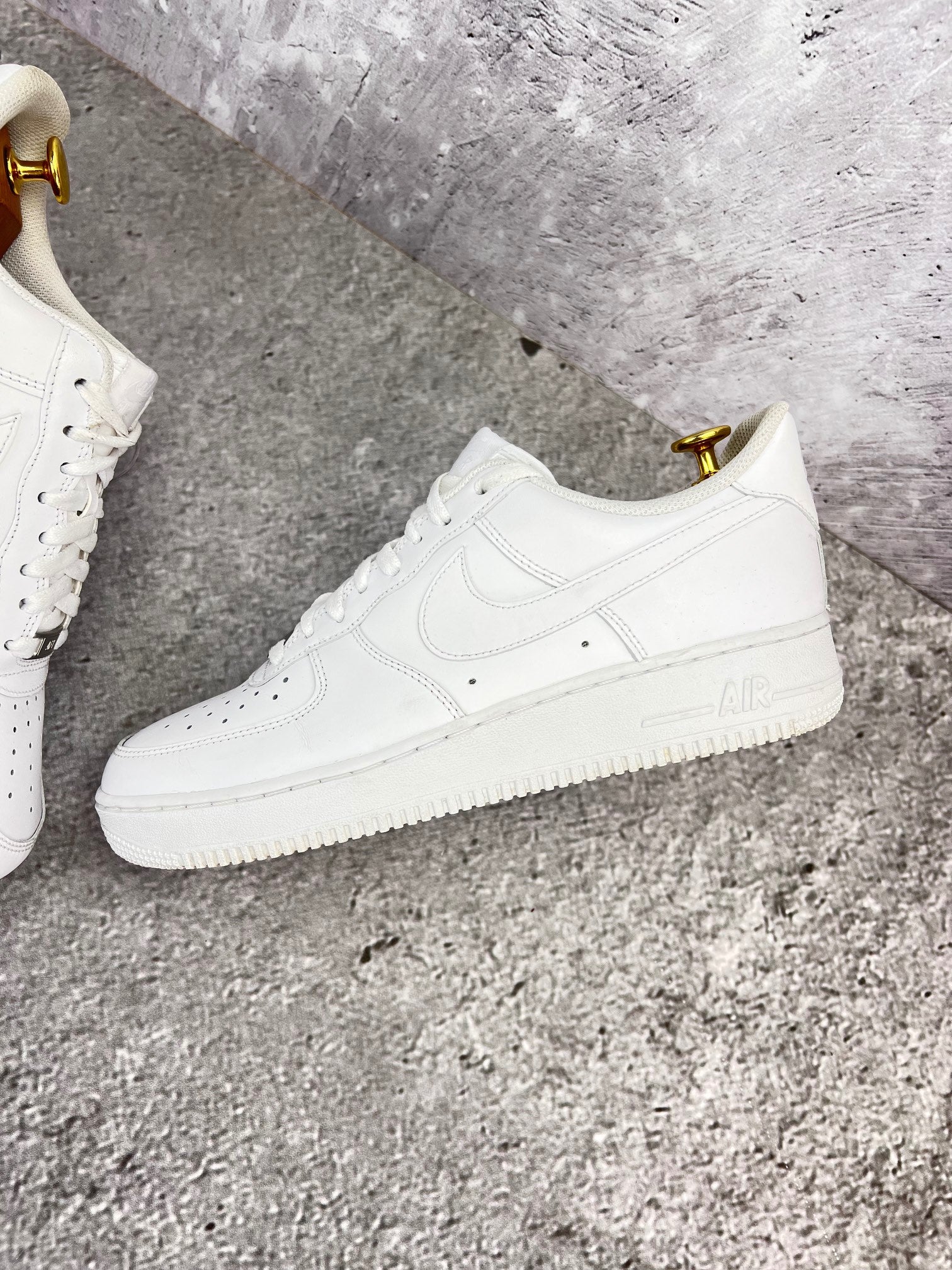 Nike Air Force 1 '07 Triple White - buty sportowe, zewnętrzny panel lewego buta