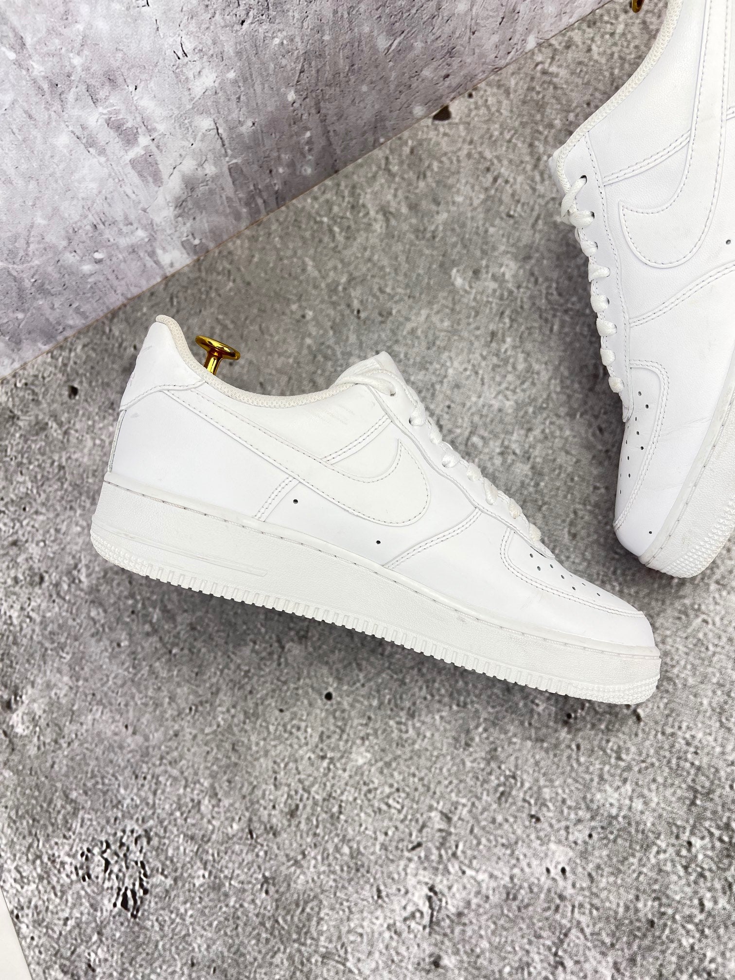 Nike Air Force 1 '07 Triple White - buty sportowe, wewnętrzny panel lewego buta