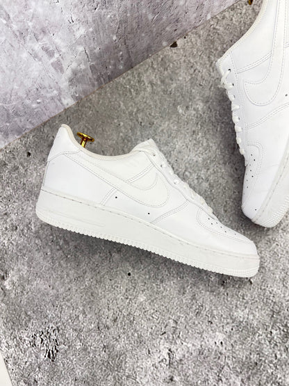 Nike Air Force 1 '07 Triple White - buty sportowe, wewnętrzny panel lewego buta