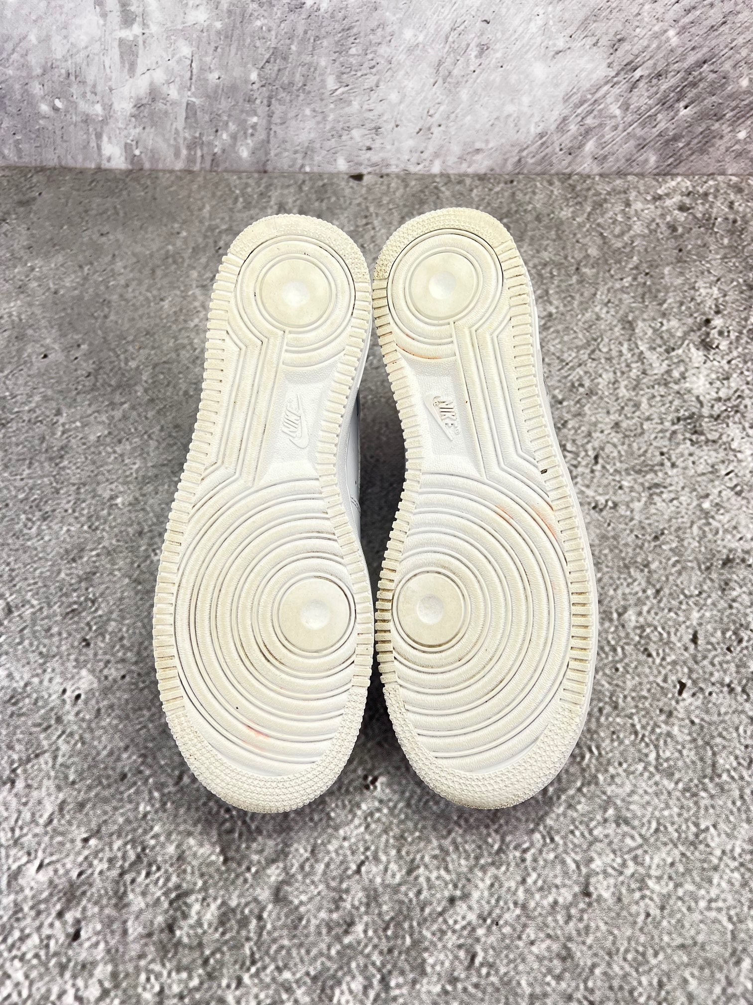 Nike Air Force 1 '07 Triple White - buty sportowe, zapiętki butów