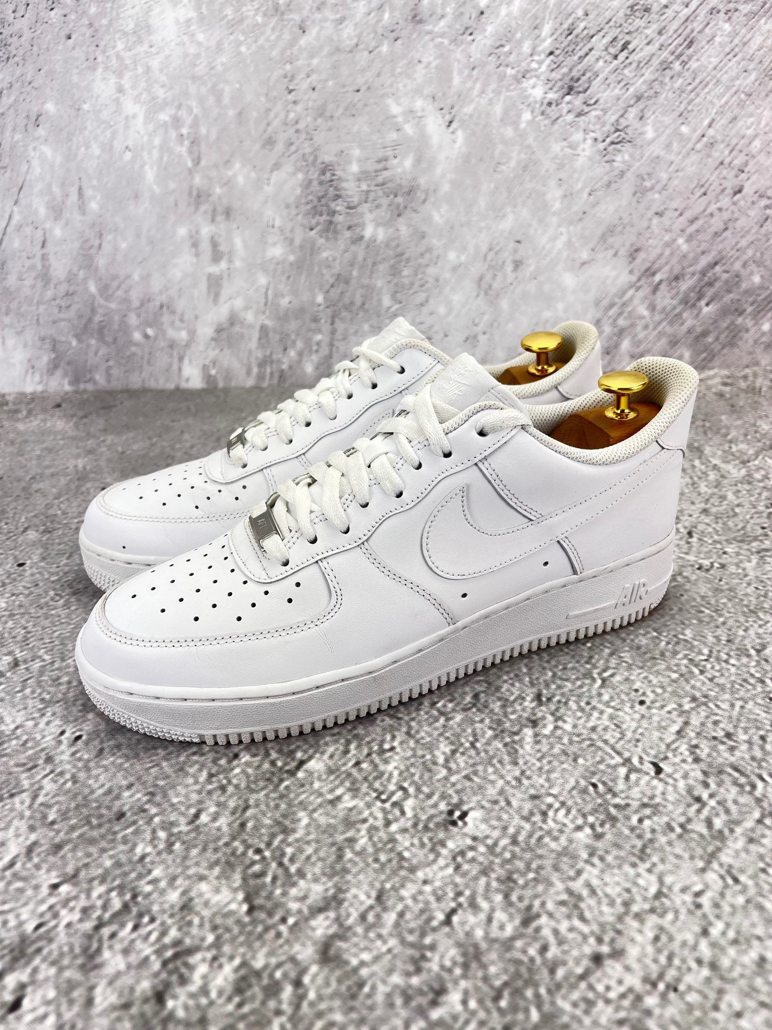 Nike Air Force 1 '07 Triple White - buty sportowe, widok z boku na tle studyjnym