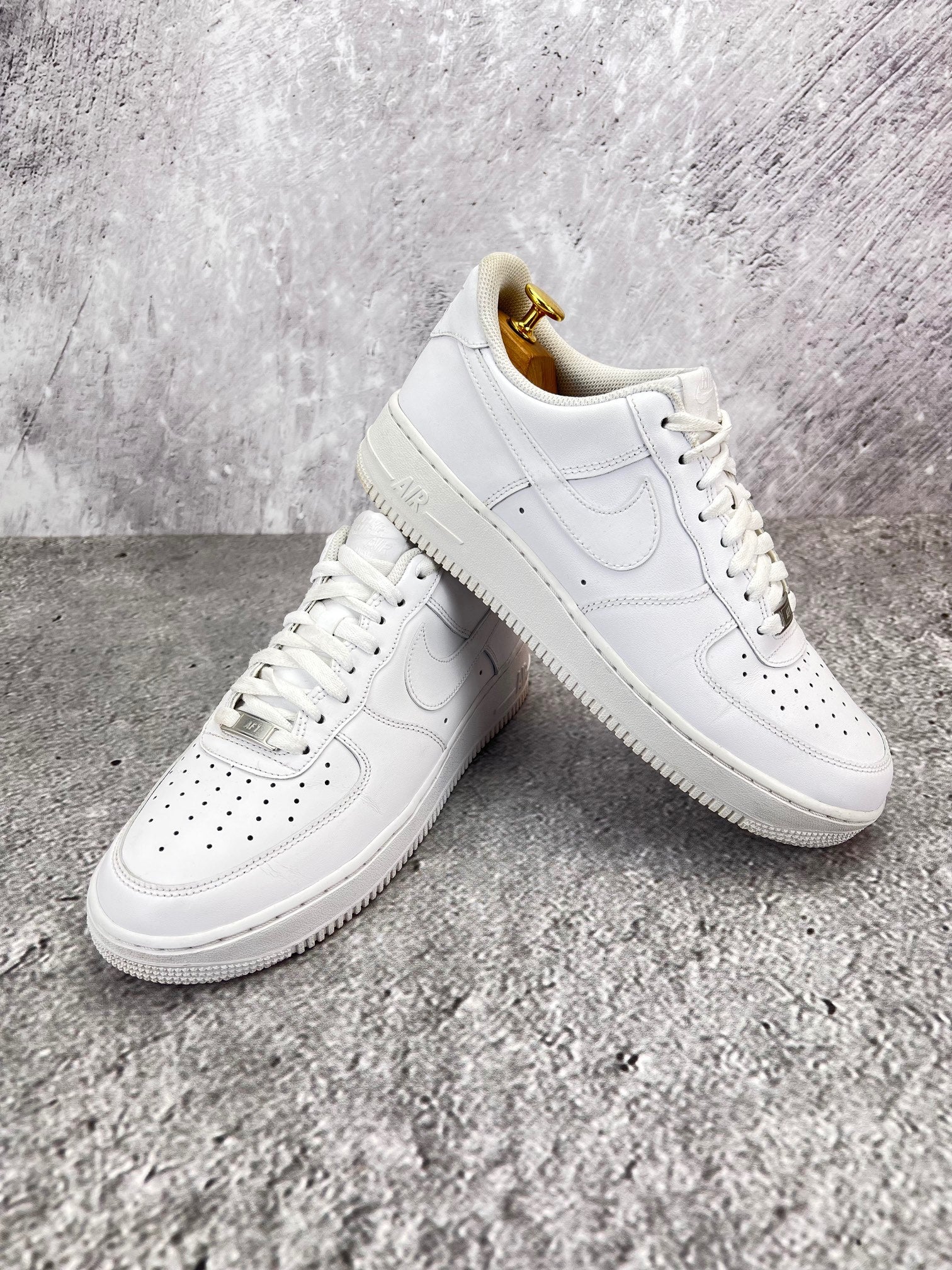 Nike Air Force 1 '07 Triple White - buty sportowe, para butów, widok z boku na tle studyjnym