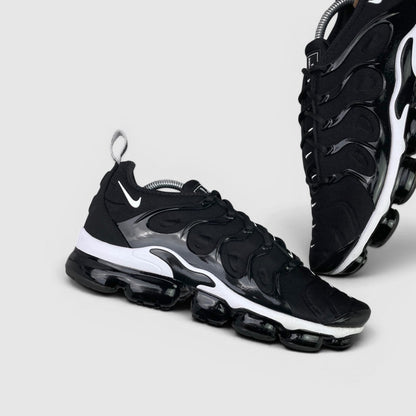 Nike Air VaporMax Plus Overbranding — buty sportowe męskie w bardzo dobrym stanie rozmiar 44, boczny profil, lewa strona