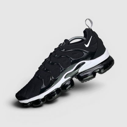 Nike Air VaporMax Plus Overbranding — buty sportowe męskie w bardzo dobrym stanie rozmiar 44, boczny profil, prawa strona