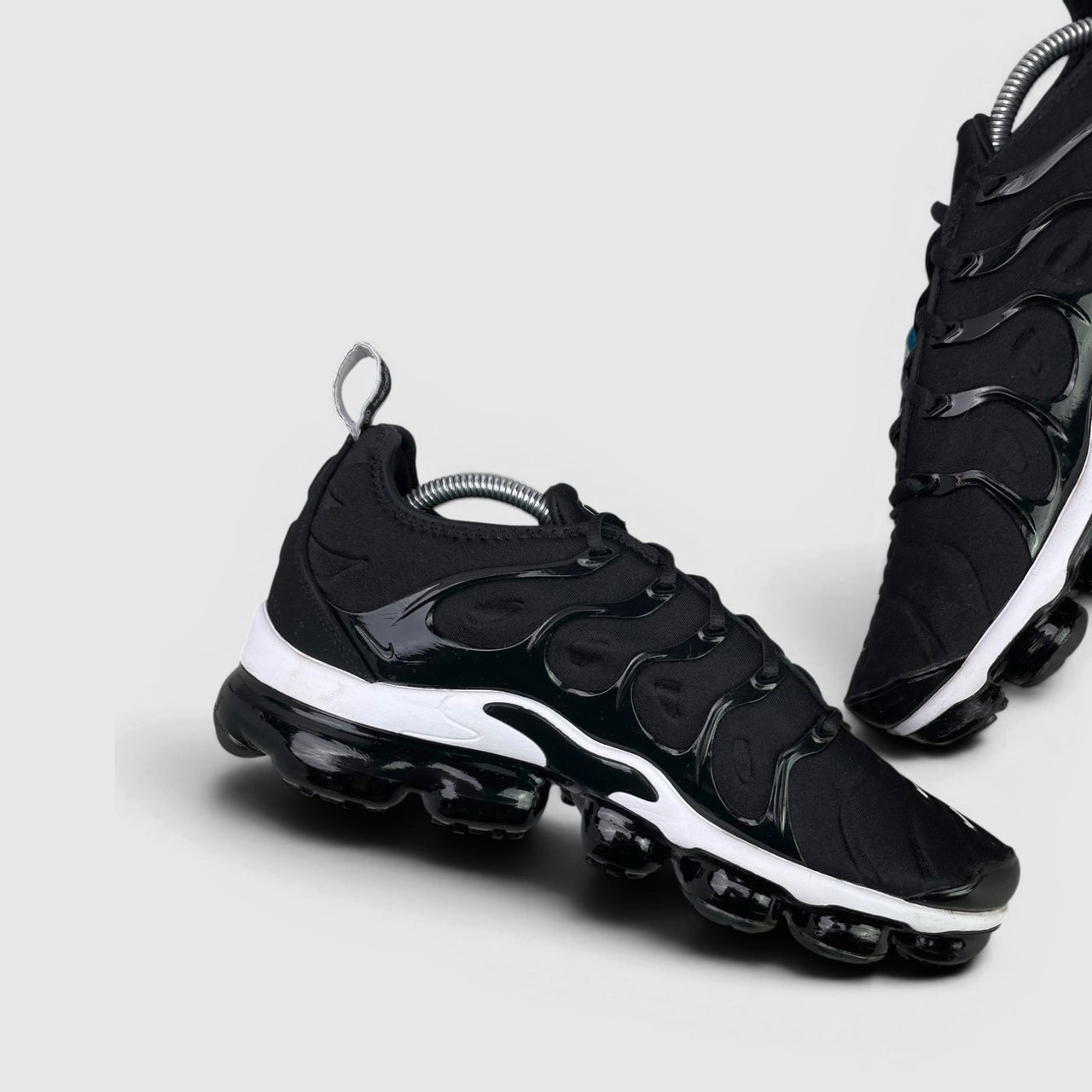 Nike Air VaporMax Plus Overbranding — buty sportowe męskie w bardzo dobrym stanie rozmiar 44, boczny profil, lewa strona