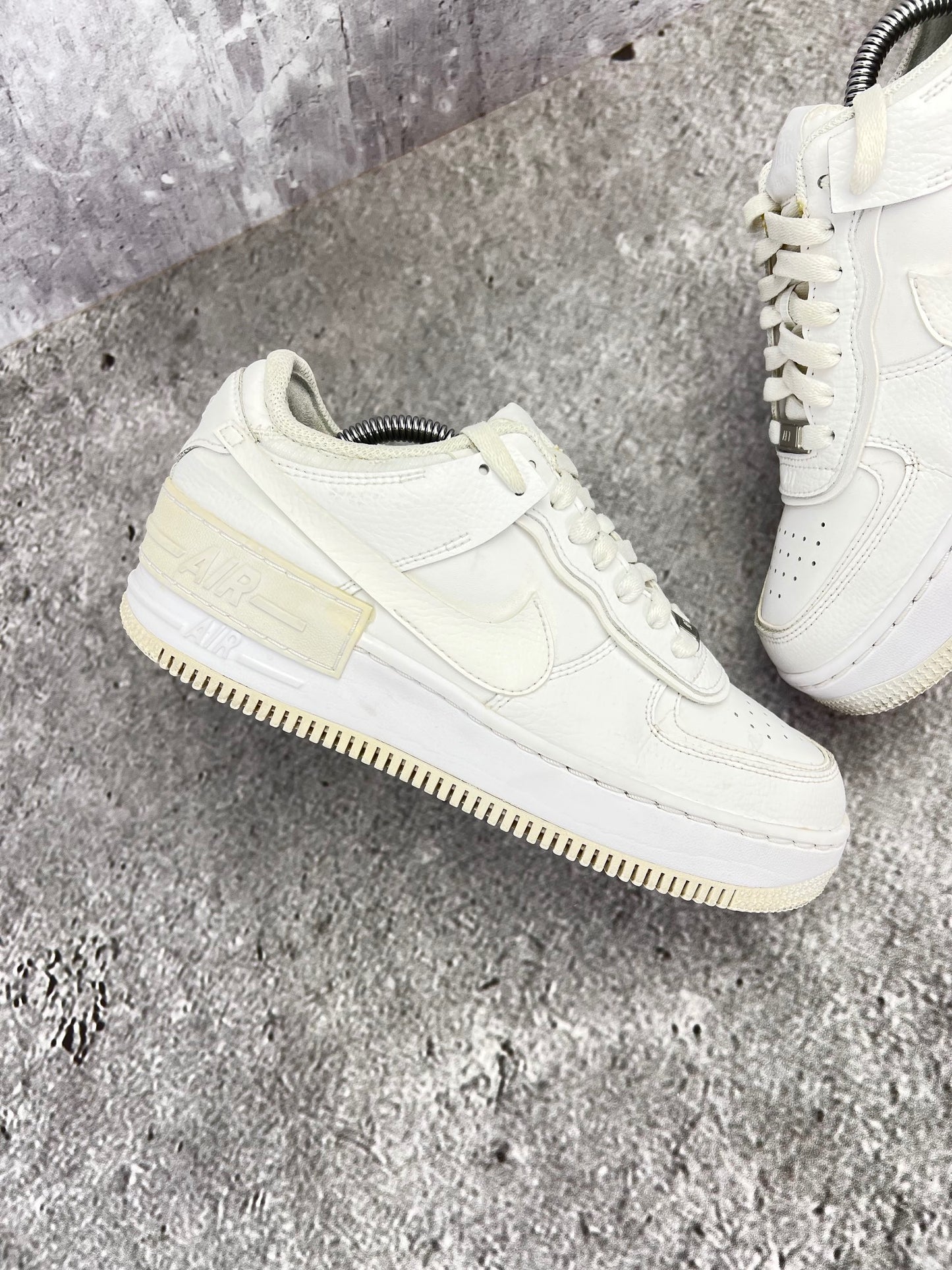 Nike Air Force 1 Shadow Triple White - buty sportowe, zewnętrzny panel prawego buta