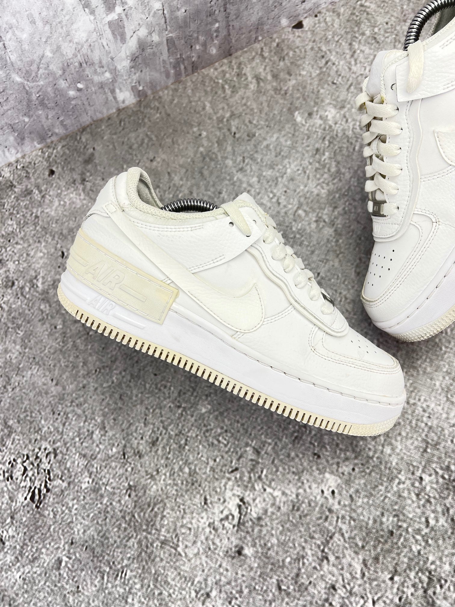 Nike Air Force 1 Shadow Triple White - buty sportowe, zewnętrzny panel prawego buta