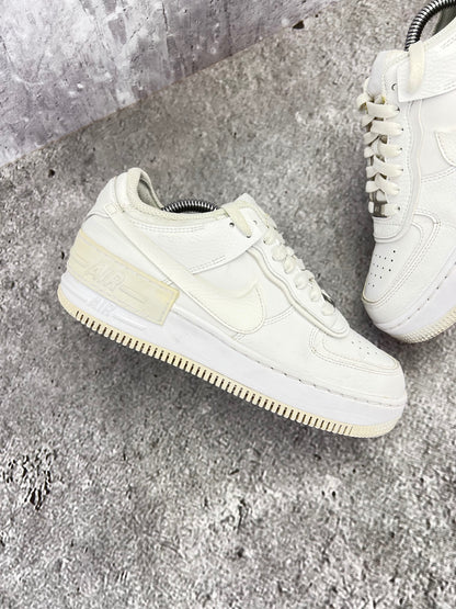 Nike Air Force 1 Shadow Triple White - buty sportowe, zewnętrzny panel prawego buta
