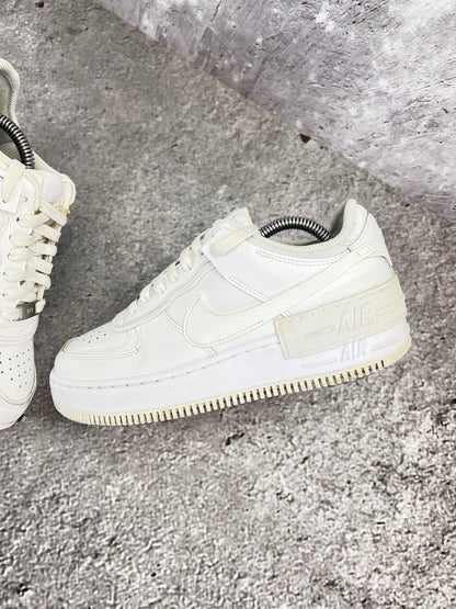 Nike Air Force 1 Shadow Triple White - buty sportowe, zewnętrzny panel lewego buta