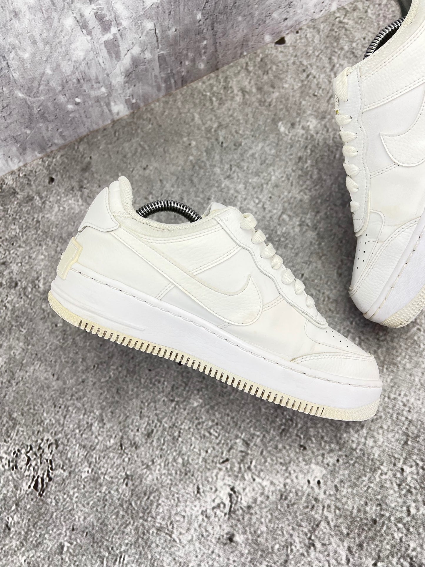 Nike Air Force 1 Shadow Triple White - buty sportowe, wewnętrzny panel lewego buta