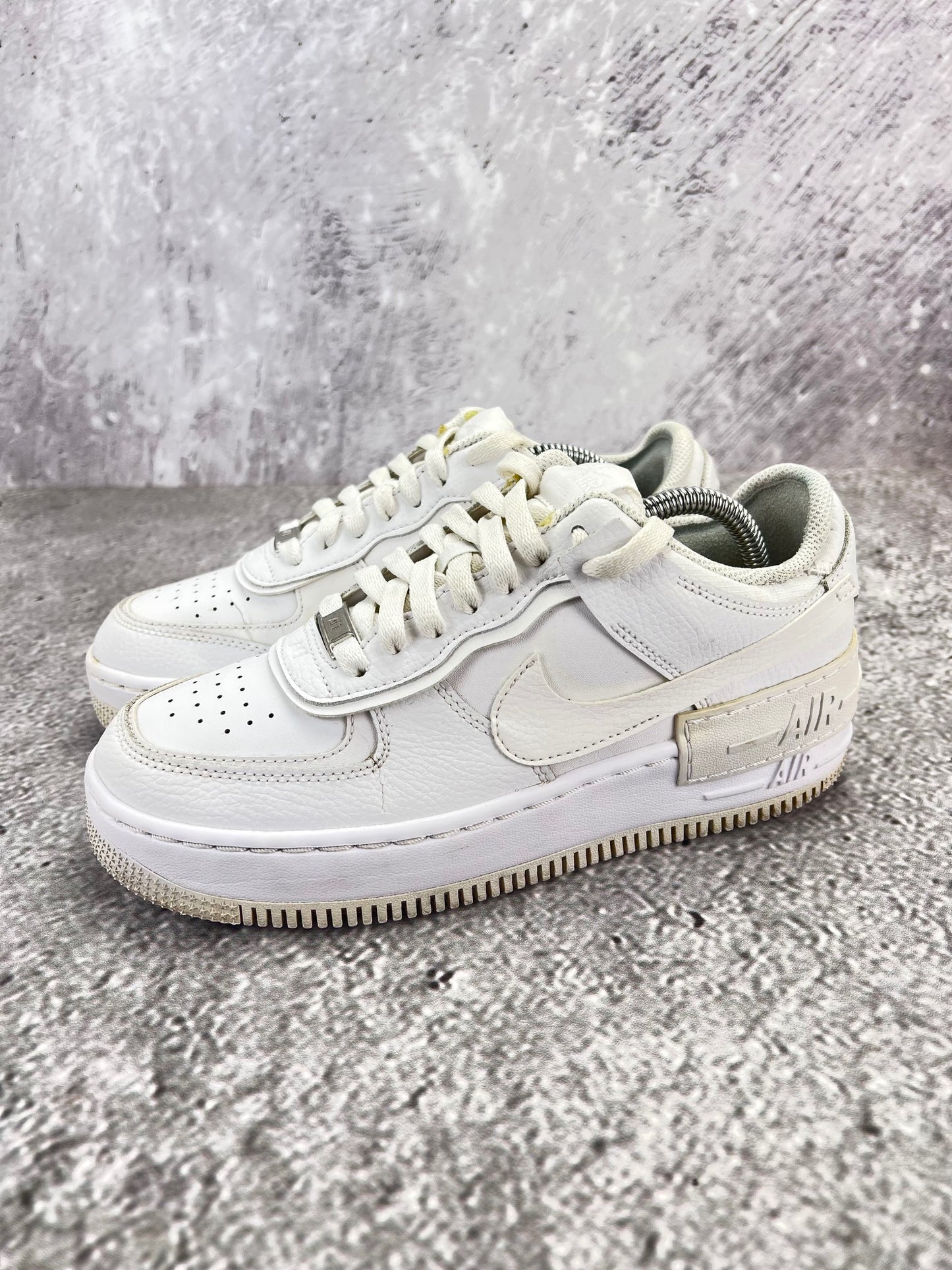Nike Air Force 1 Shadow Triple White - buty sportowe, widok z boku na tle studyjnym
