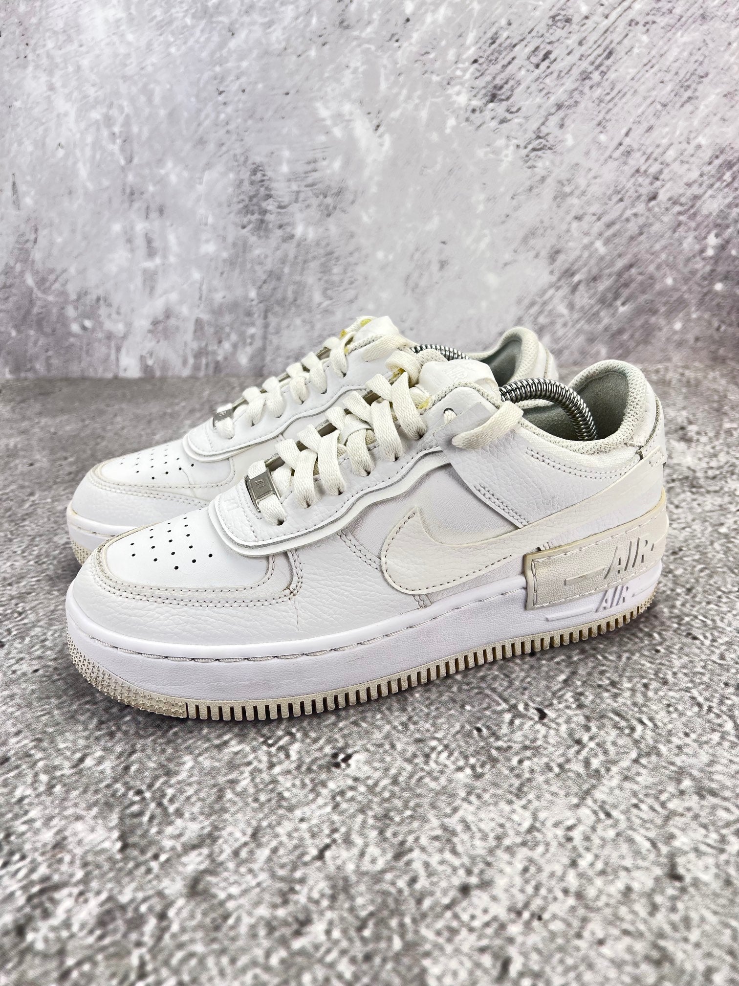 Nike Air Force 1 Shadow Triple White - buty sportowe, widok z boku na tle studyjnym