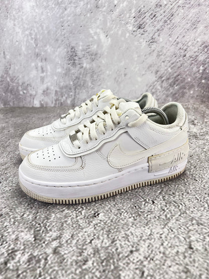 Nike Air Force 1 Shadow Triple White - buty sportowe, widok z boku na tle studyjnym