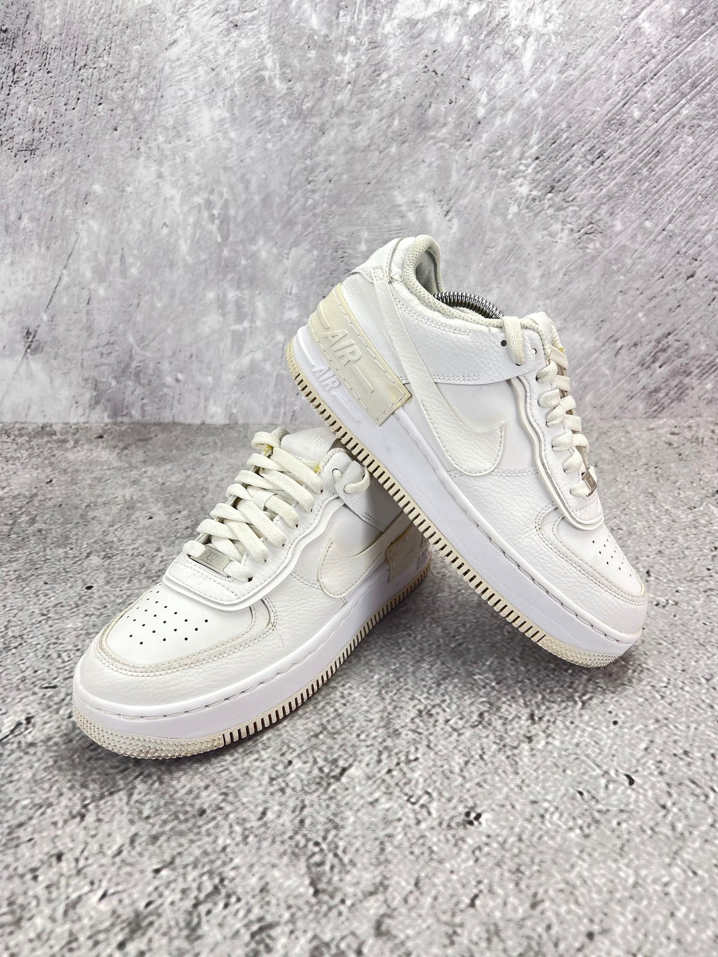 Nike Air Force 1 Shadow Triple White - buty sportowe, para butów, widok z boku na tle studyjnym