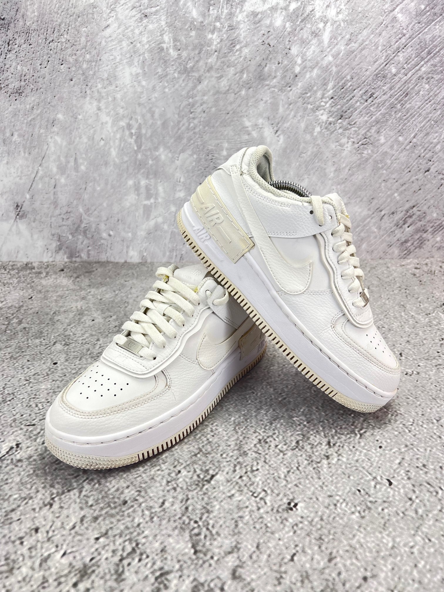 Nike Air Force 1 Shadow Triple White - buty sportowe, para butów, widok z boku na tle studyjnym