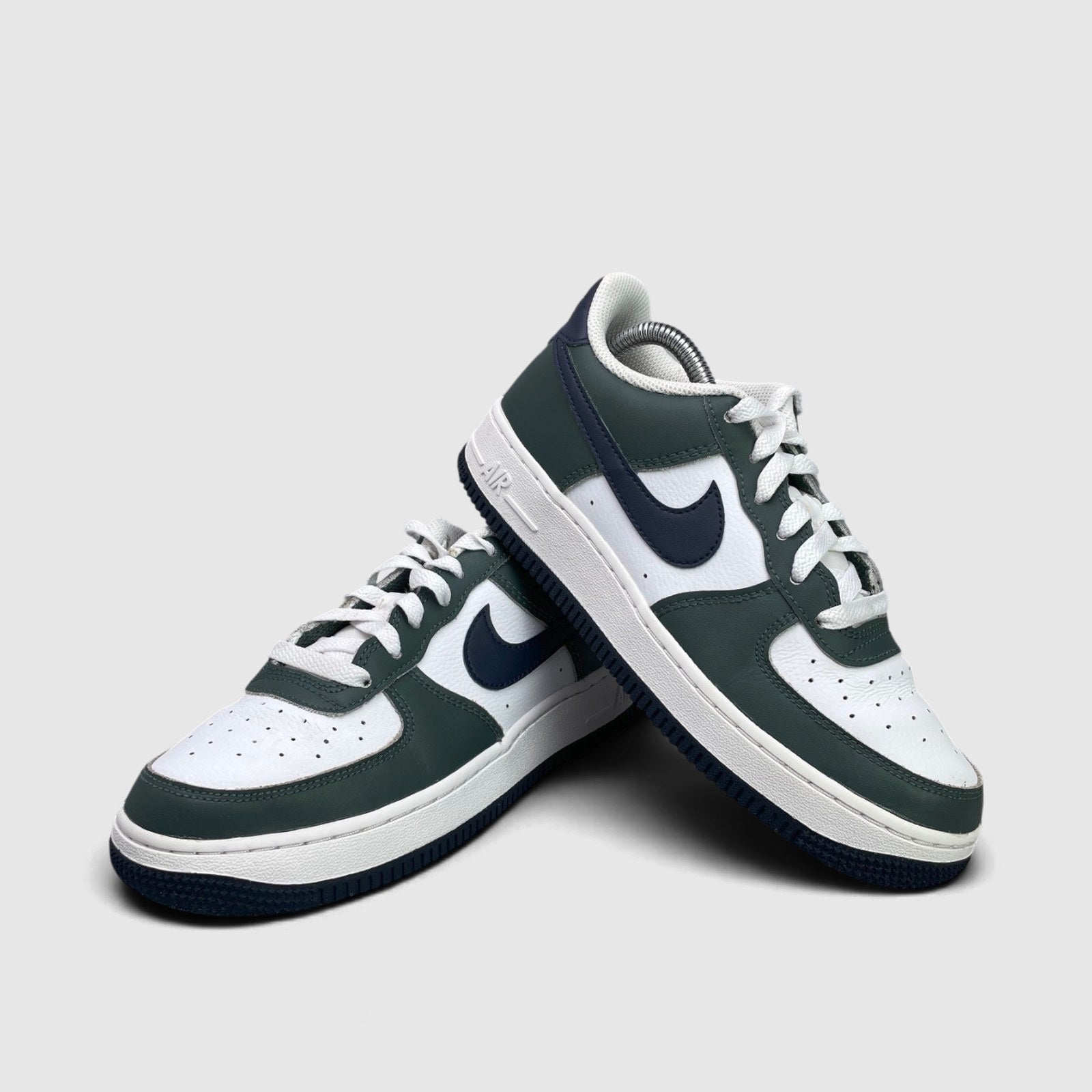 Nike Air Force 1 Low Vintage Green Obsidian — buty sportowe damskie w bardzo dobrym stanie rozmiar 38, boczny profil