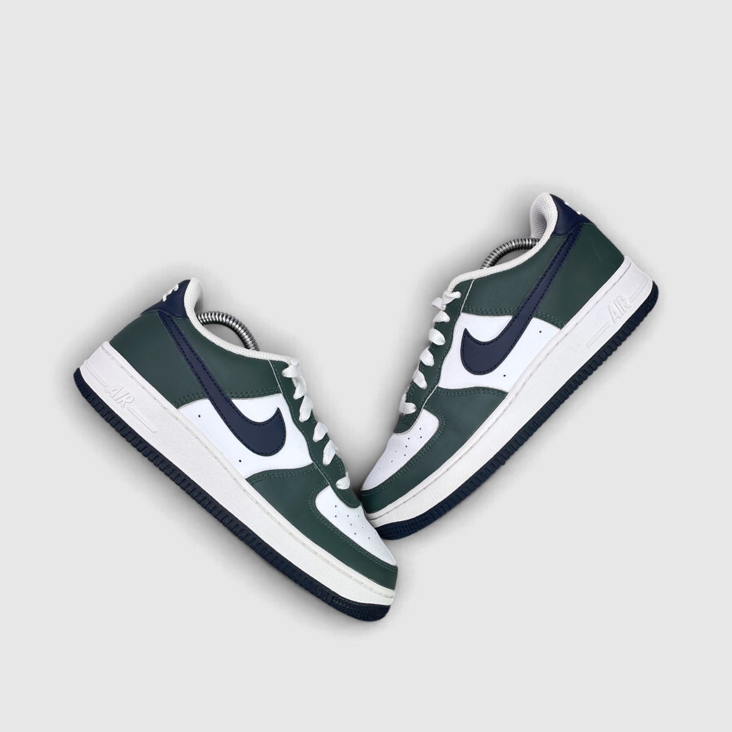 Nike Air Force 1 Low Vintage Green Obsidian — buty sportowe damskie w bardzo dobrym stanie rozmiar 38, widok z góry na zewnętrzną stronę butów
